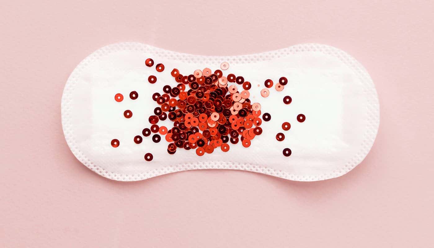 Menstruation with clots, what is it?  Main causes and treatments