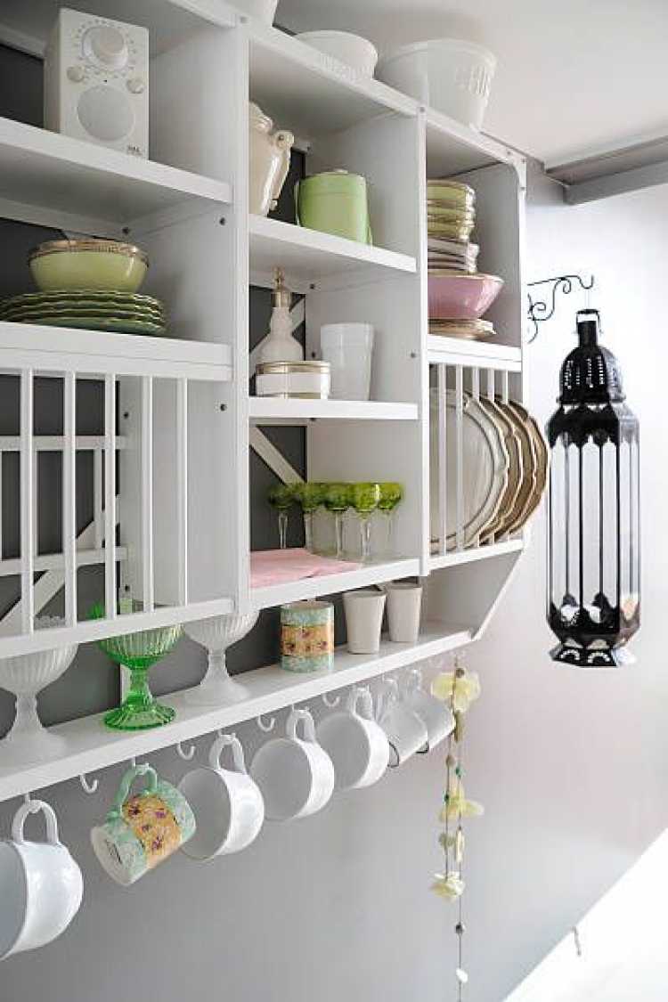 Using the wall to decorate your small kitchen