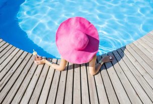 mulher na piscina