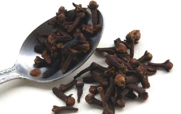 Homemade Recipe to Strengthen Nails with Cloves