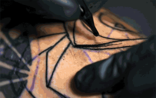 Video en cámara lenta muestra cómo se hace un tatuaje en cámara lenta - FTCMAG