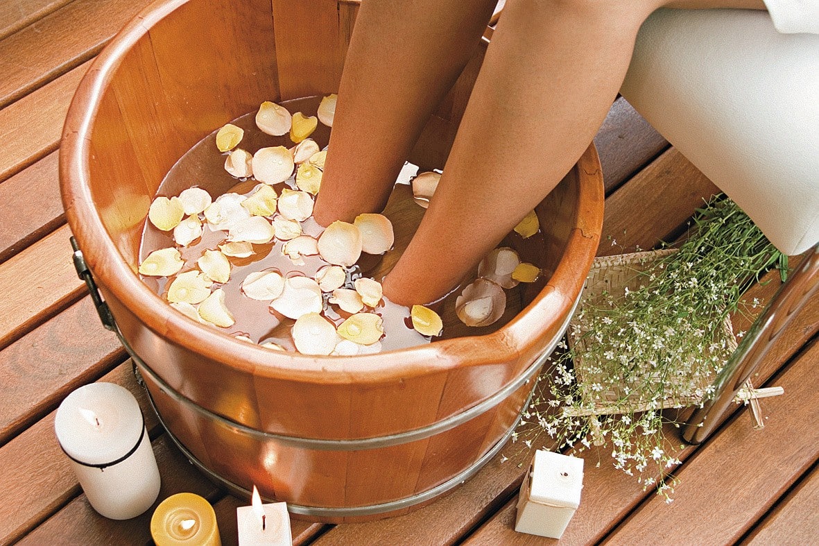 8 recipes on how to make homemade foot baths and the benefits of the practice