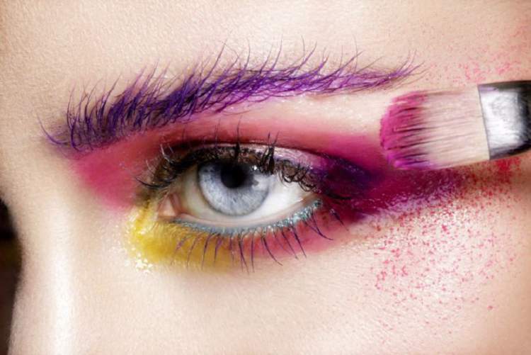 Learn how to fix your eyeshadow on your makeup