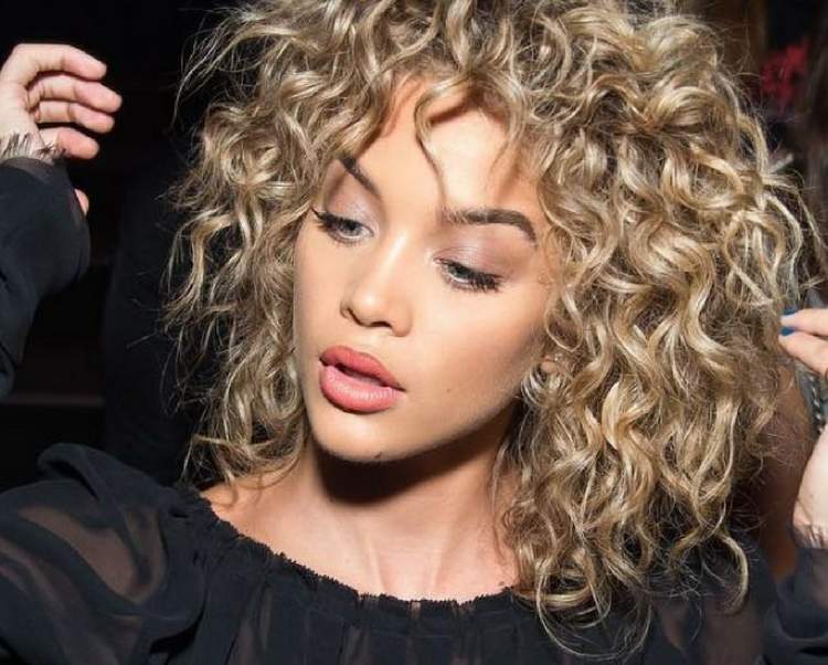 Tips for treating dry curly hair and restoring shine to your strands