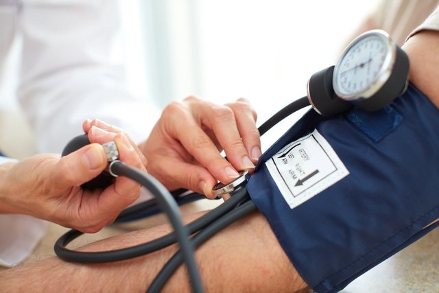 8 causes of low blood pressure (and when to see a doctor)