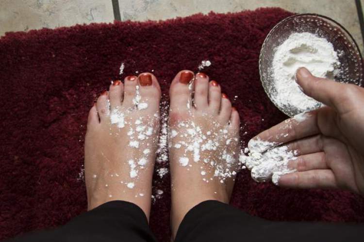 Talcum powder to get rid of the bad smell in shoes