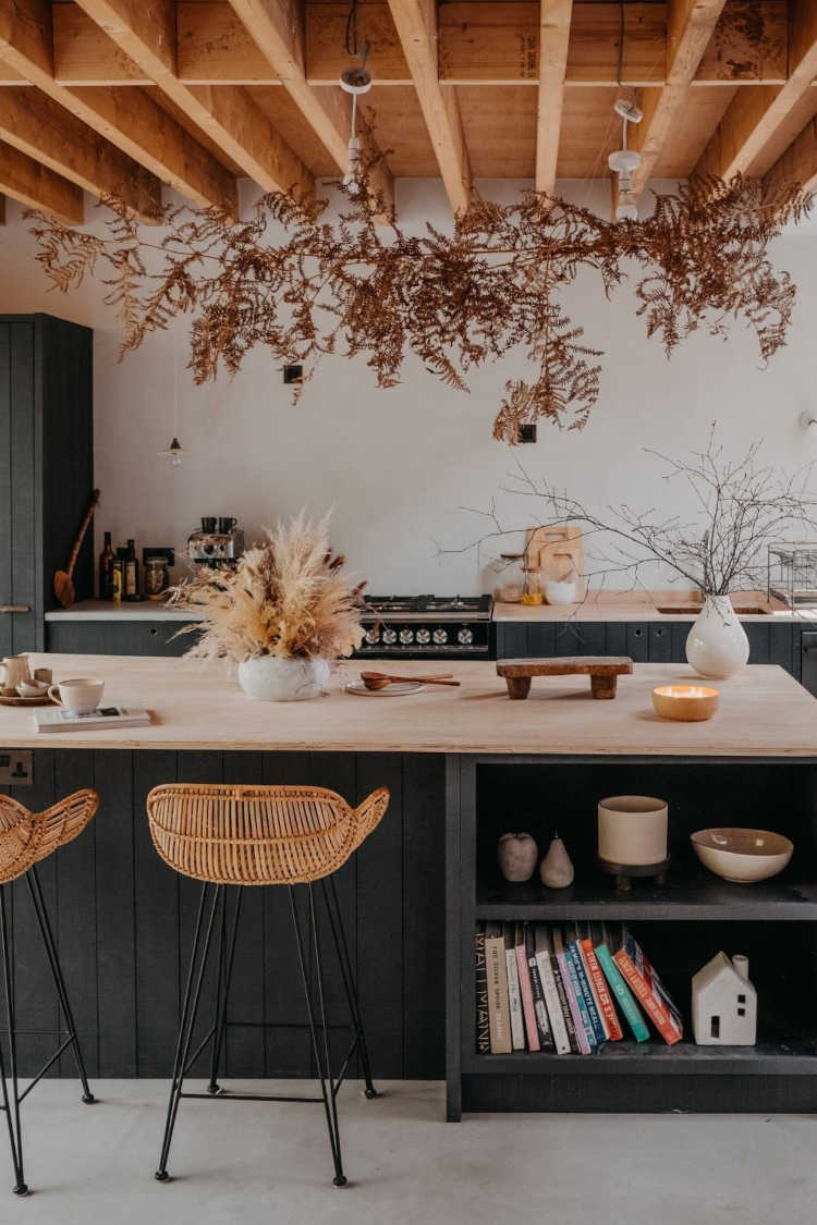 kitchen with dry leaves