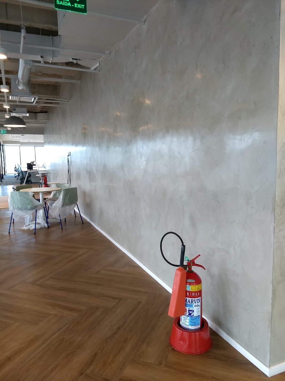 Wall with burnt cement effect and wooden floor.