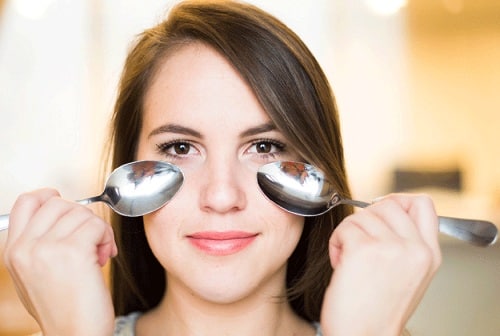 Cold spoon - beauty tricks you need to know
