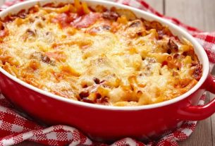 O macarrão de forno cremoso é uma receita inspirada no macarrão de panela de pressão, mas tem o diferencial do queijo gratinado por cima.