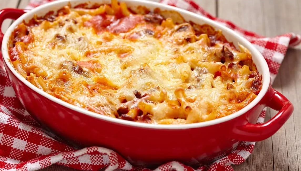 O macarrão de forno cremoso é uma receita inspirada no macarrão de panela de pressão, mas tem o diferencial do queijo gratinado por cima.