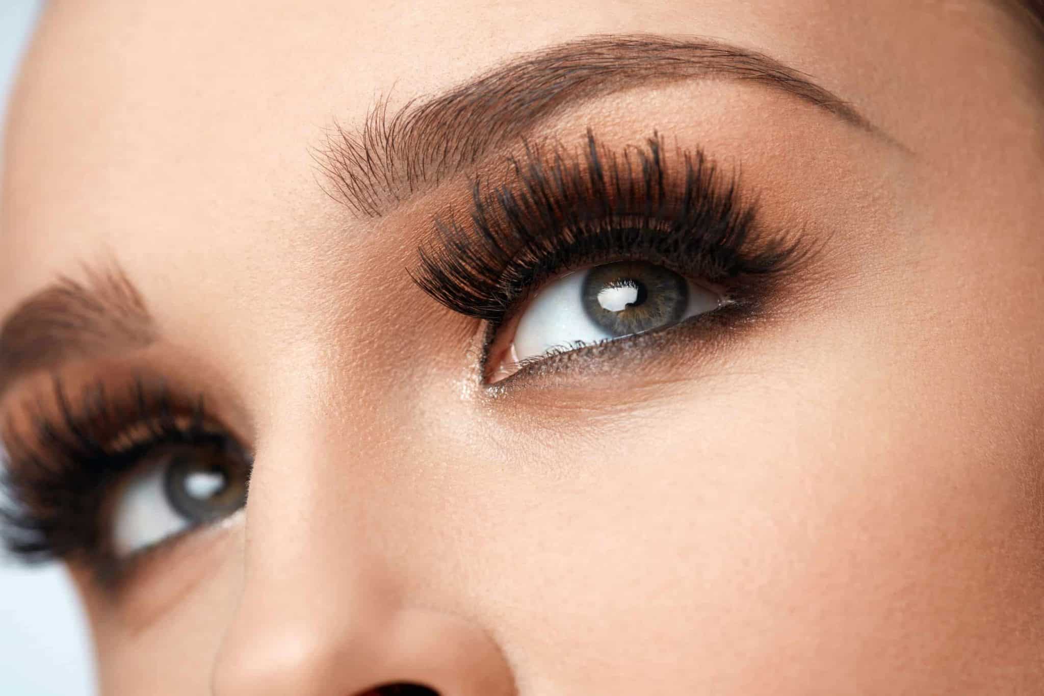 Kleber für künstliche Wimpern: die 6 besten Kleber zum Kaufen