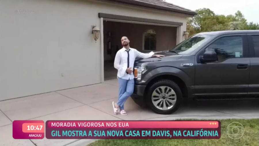 Gil do Vigor with a black car in front of his garage.