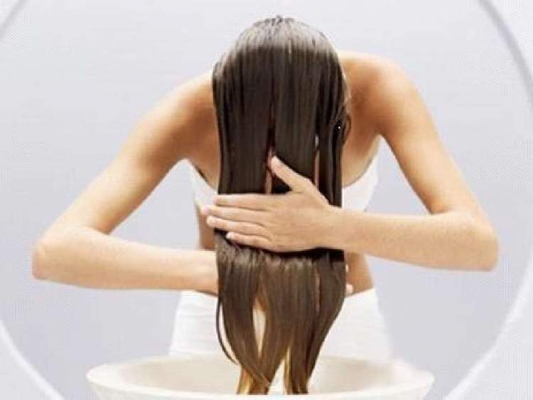 Here's the right way to use coconut oil on your hair to stop hair loss and preserve your hair's color.