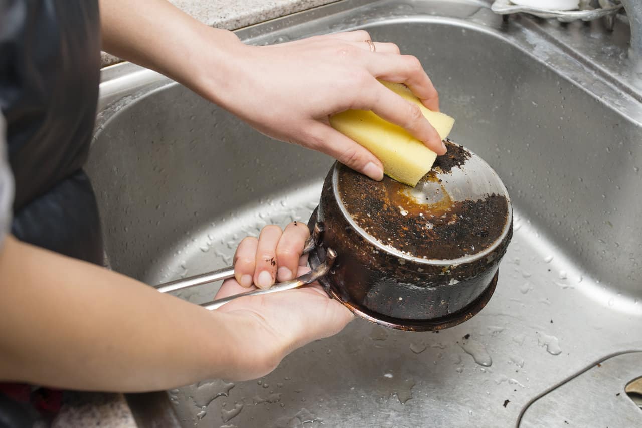 How to clean stainless steel pan