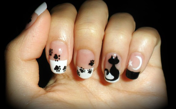 Nails decorated with kittens