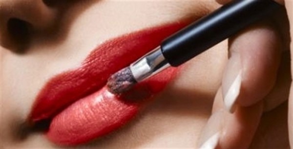 Makeup to reduce thick lips