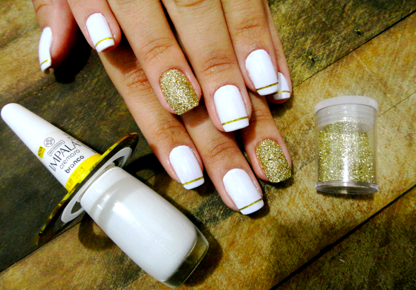 foto de unhas decoradas com fio de ouro