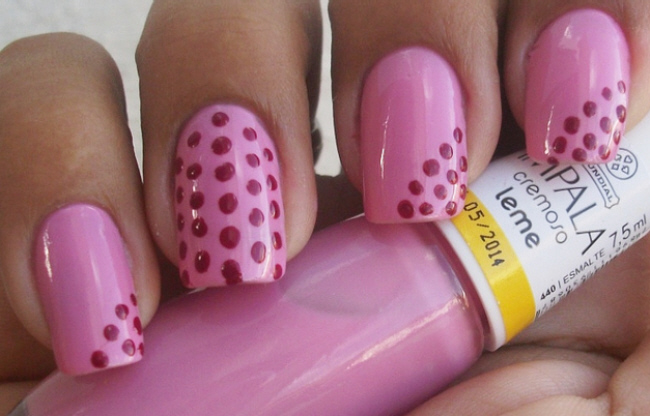 Nails decorated with polka dots