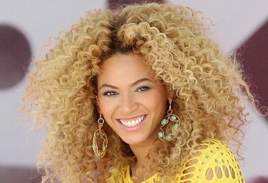 Perfect blonde curly hair - Beauty and Fashion Website