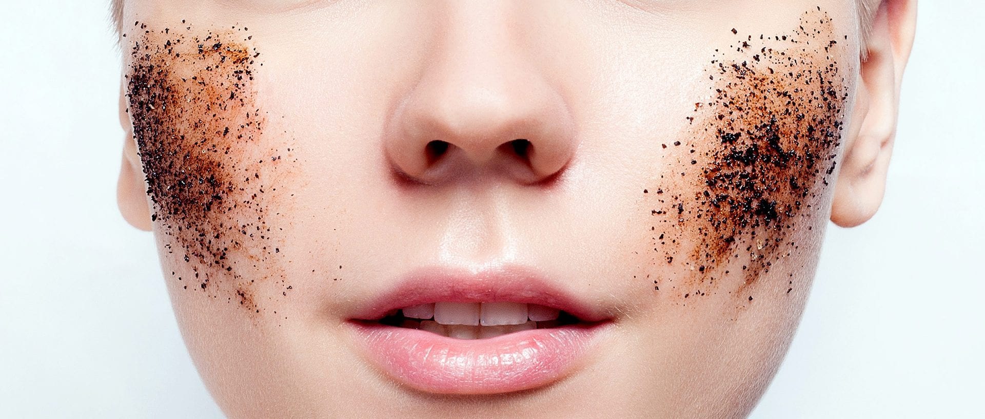 Posos de café en la cara: razones para no usar este exfoliante casero