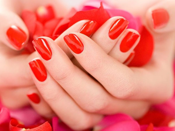 Dicas para aplicar e remover esmalte vermelho