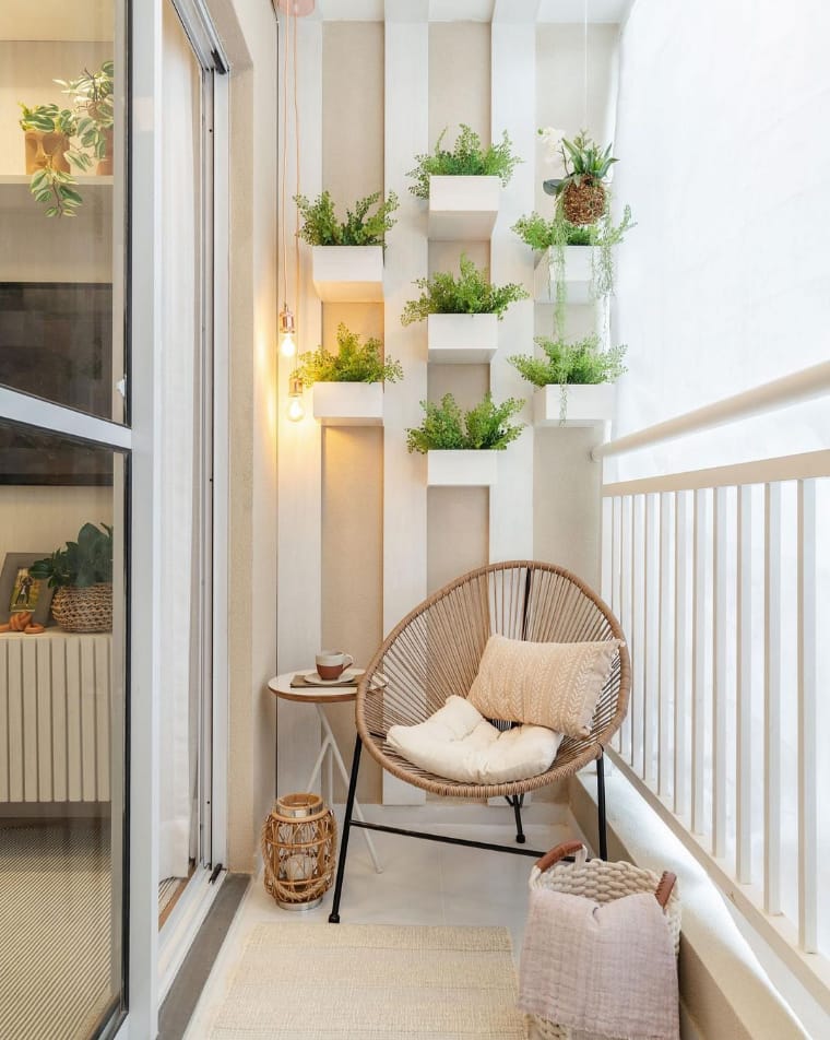 Small balcony with garden