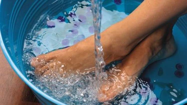 Soak your feet in vinegar for 15 minutes: the results are impressive