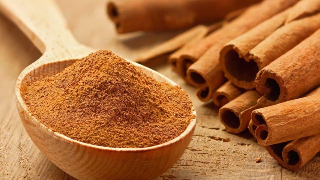 Blowing cinnamon on the door: Sympathy to attract prosperity