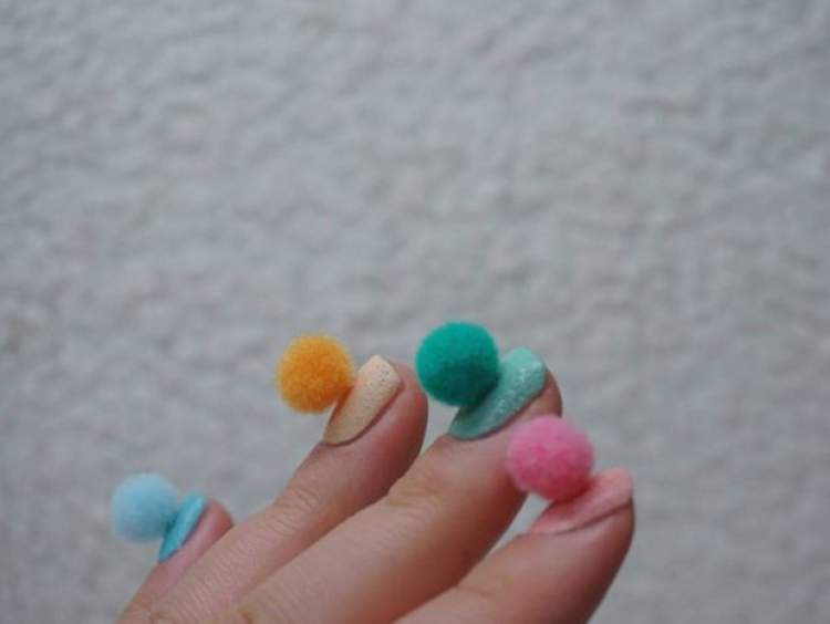 nails with pompom