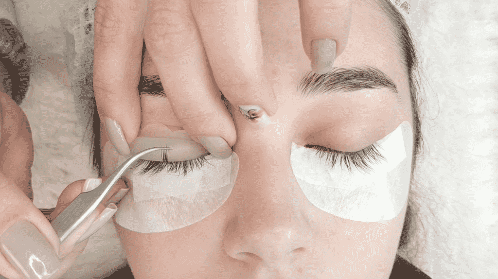 What is a lash lift: Benefits and how this eyelash technique works
