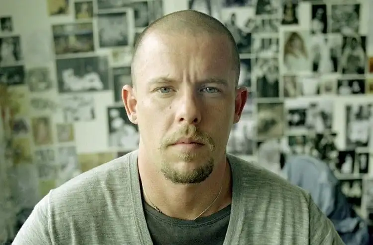 Alexander McQueen: umstrittener, ikonischer Designer und Modegenie