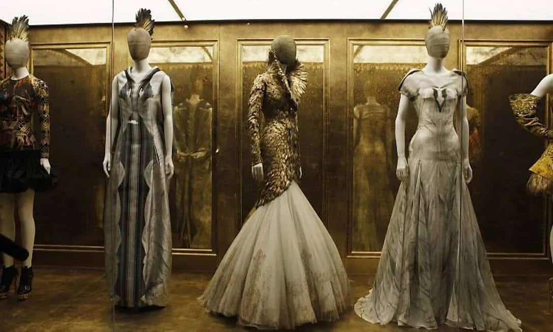 Alexander McQueen: umstrittener, ikonischer Designer und Modegenie