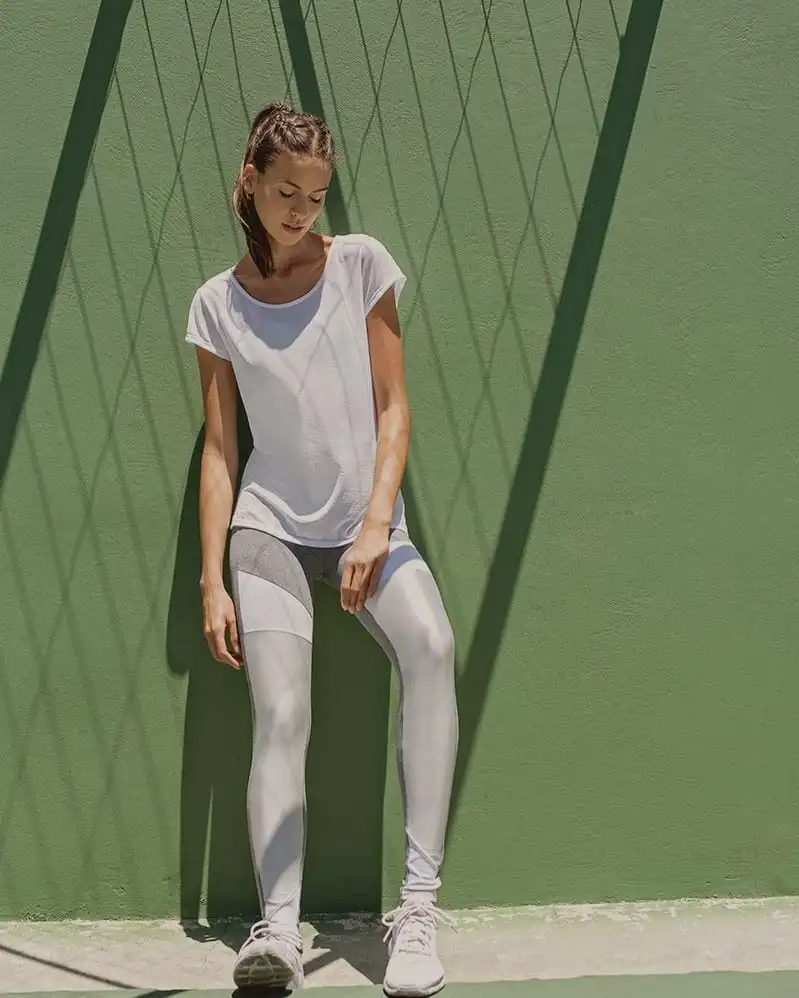 Check out some inspiration for looks with white sneakers