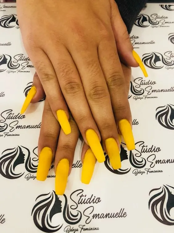 Esmalte amarelo - Nova tendência para quem deseja sair do óbvio e inovar