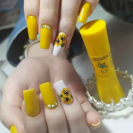 Esmalte amarelo - A cor tendência para quem deseja sair do óbvio e inovar