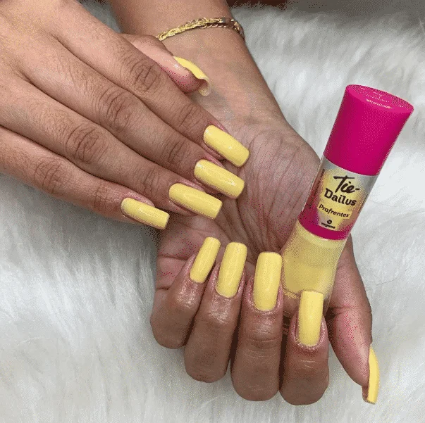 Esmalte amarelo - Nova tendência para quem deseja sair do óbvio e inovar