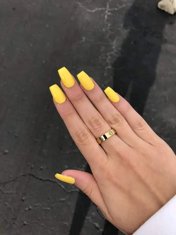 Esmalte amarelo - A cor tendência para quem deseja sair do óbvio e inovar