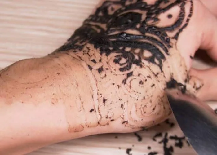 How is a henna tattoo done?