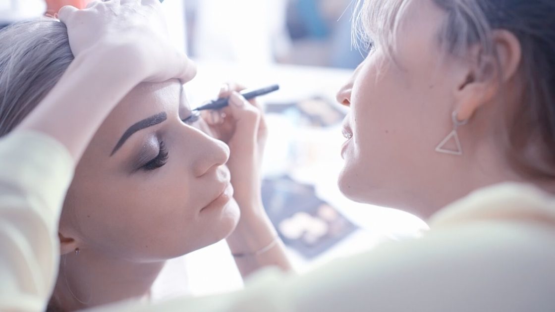 Makeup on the bride's day - (Photo: Canva)