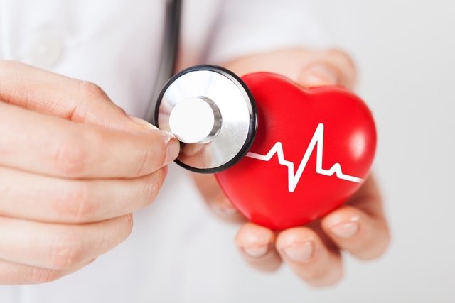 10 symptoms of a heart attack (and when to see a doctor)