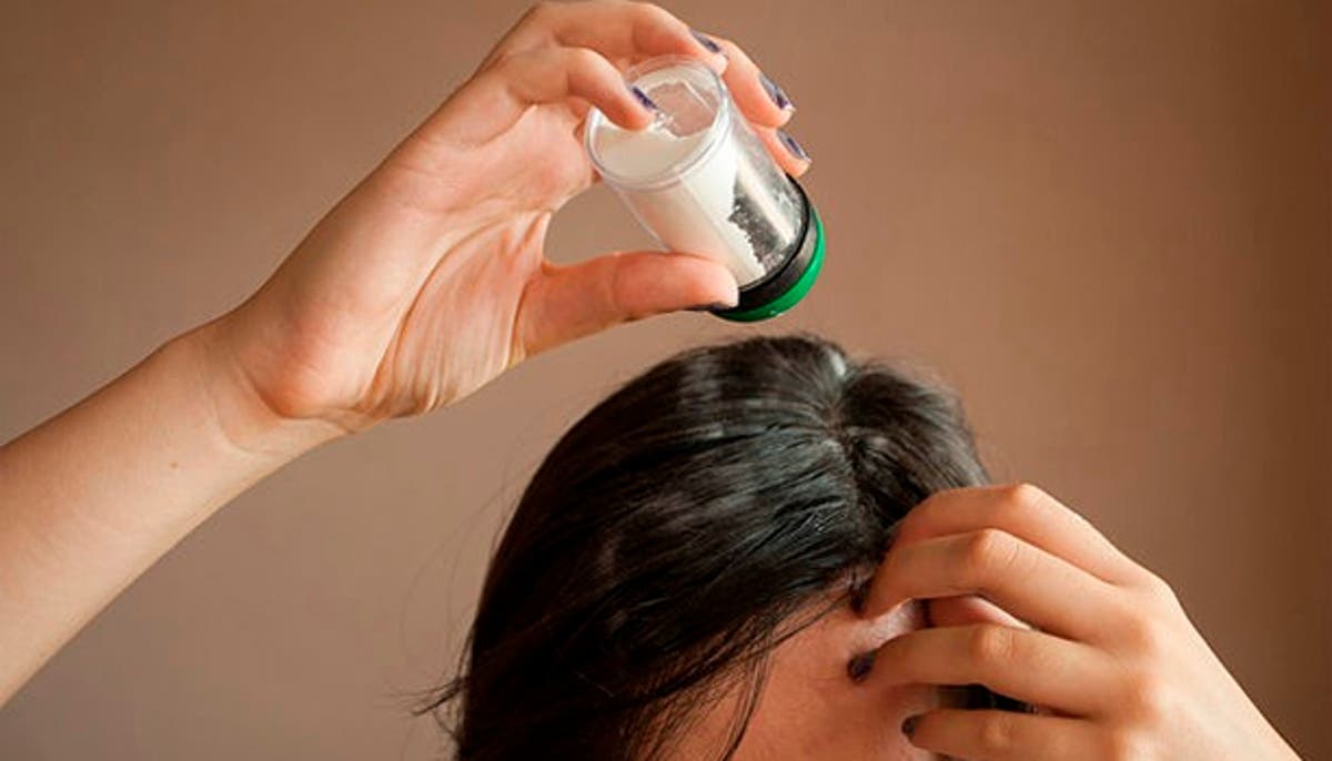 Talc on hair - Harmful effects of this practice on hair and how to use it