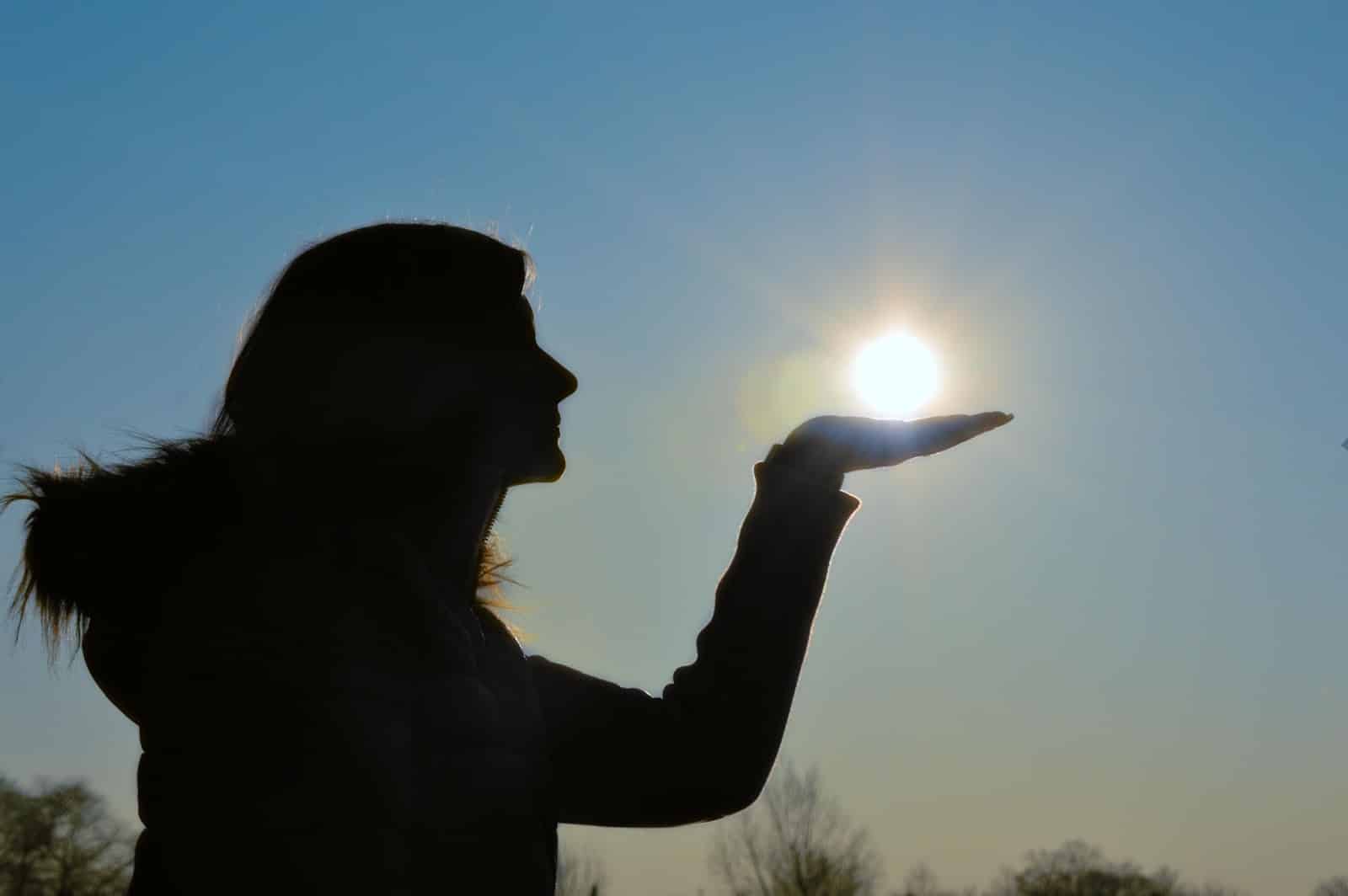 Luz visível, o que é? O que causa na pele e como se proteger