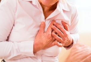 7 symptoms of cardiac arrest and what to do (with step by step)