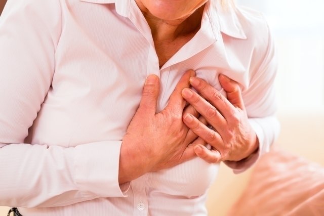 7 symptoms of cardiac arrest and what to do (with step by step)