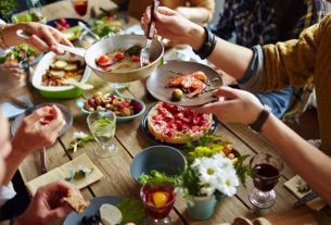 pessoas reunidas na mesa para comer