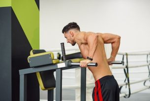 Triceps training: 11 exercises (to do at home and at the gym)