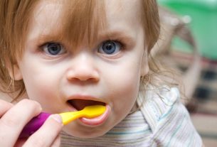 When to brush your baby's teeth (and how to do it)