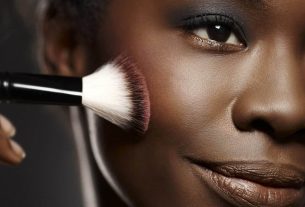 Mulher passando blush