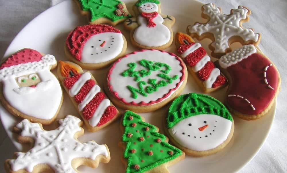 How to make decorated Christmas cookies at home